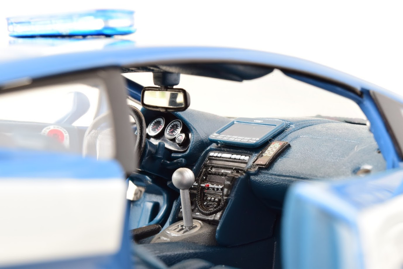 Look at that shift knob. But kudos to Maisto for what looks like a new mold for the center stack.